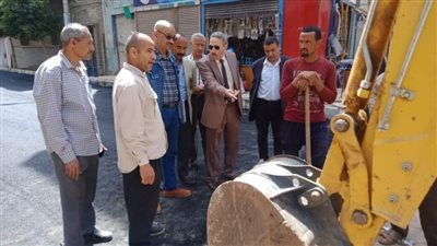 الوحدة المحلية لمركز أبوقرقاص بالمنيا تتابع أعمال الرصف بحى شرق المدينة