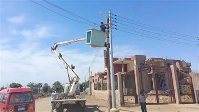 تركيب وصيانة كشافات الإنارة وإيقاف حالتى بناء مخالف دون ترخيص بالمنيا