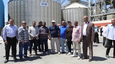 محافظ الوادي الجديد يدشن بدء توريد الأقماح بصوامع الغلال 