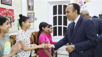 نائب محافظ المنيا يهنئ الأطفال بعيد القيامة خلال زيارته عددًا من دور الرعاية والمؤسسات 