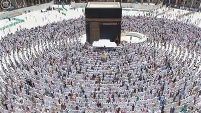 جموع المصلين يؤدون صلاة الجمعة بالمسجدين 