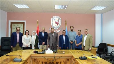 رئيس جامعة سوهاج يستعرض مع وفد 