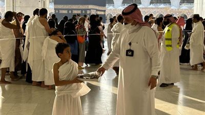 وجبات إفطار للزائر الصغير بالمسجد الحرام