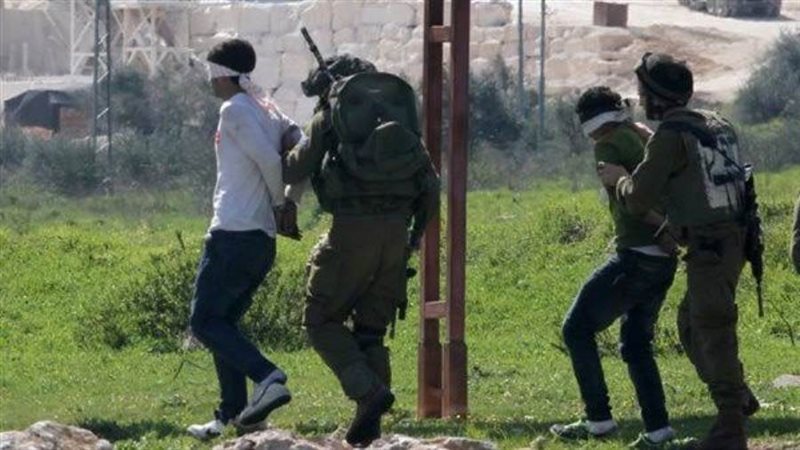 اعتقال نحو 122 عاملا