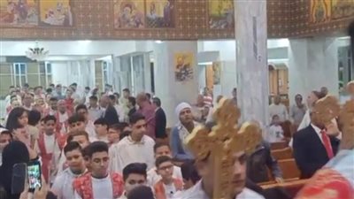 أقباط الوادي الجديد يتوافدون علي الكنائس لحضور قداس عيد القيامة