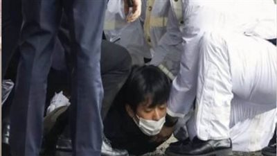  الشرطة اليابانية تفتش منزل المشتبه به في إلقاء عبوة ناسفة خلال فعالية انتخابية