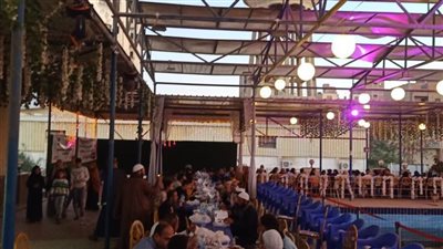 شباب ملوي بالمنيا تقيم مائدة إفطار جماعي بطول 200 للأطفال الأيتام 