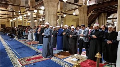 المصلون يستعدون لليلة القدر في الجامع الأزهر بمزيد من الدعاء وتلاوة القرآن