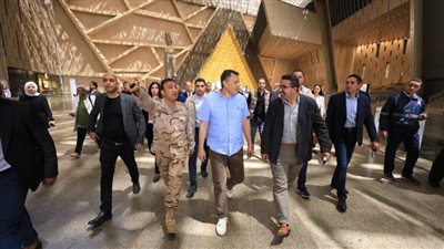 وزير السياحة والآثار يقوم بجولة تفقدية للمتحف المصري الكبير