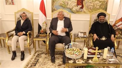 محافظ الوادي الجديد يقدم التهنئة بعيد القيامة المجيد بكنيسة السيدة العذراء بالخارجة