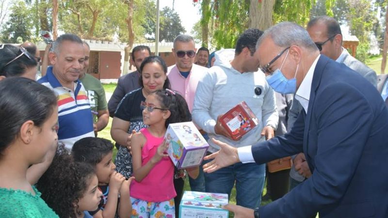 توزيع هدايا للأطفال