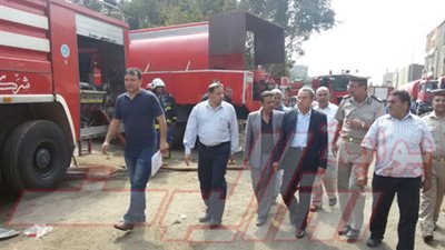 بالصور.. محافظ القليوبية يتابع عمليات تبريد مصنعين للبلاستيك والاقطان المحترقين بقليوب