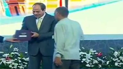 بدء مراسم تسليم عقود التمليك لشقق منطقة غيط العنب بعد تطويرها بحضور السيسى