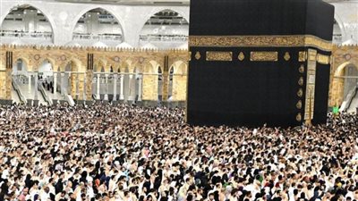 جموع المصلين بالمسجد الحرام يؤدون صلاة العشاء والتراويح ليلة الـ 27 من شهر رمضان المبارك