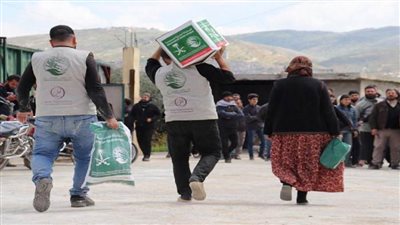 مركز الملك سلمان للإغاثة يواصل توزيع مواد إغاثية وإيوائية لمتضرري الزلزال بإدلب في سوريا