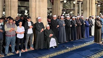 المصلون يعمرون الجامع الأزهر في ليلة التاسع والعشرين من رمضان