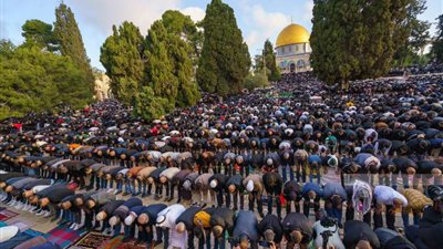 120 ألف فلسطيني يؤدون صلاة عيد الفطر في رحاب المسجد الأقصى المُبارك
