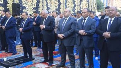 محافظ الجيزة يؤدى شعائر صلاة عيدالفطر المبارك بساحة مسجد مصطفى محمود بالدقى