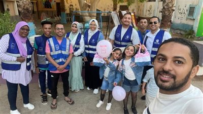 بالصور.. متطوعو حياة كريمة بالبالونات والشيكولاتة تشارك الأطفال فرحة العيد بالوادي الجديد