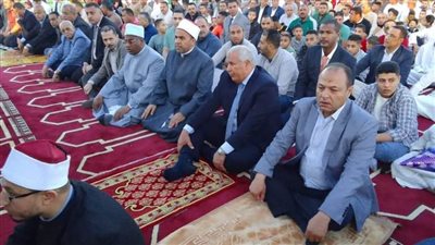 محافظ الوادي الجديد يؤدي صلاة عيد الفطر المبارك بساحة حديقة 