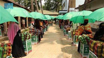 مركز الملك سلمان للإغاثة يوزع 780 حقيبة إيوائية في عدة مناطق بجمهورية بنجلاديش