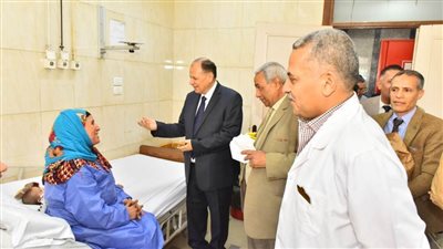 محافظ أسيوط يزور المرضى بمستشفيات الإيمان العام والشاملة للتهنئة بعيد الفطر المبارك