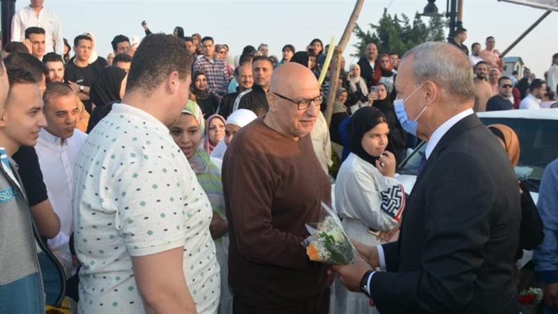 المحافظ يقدم التهنئة