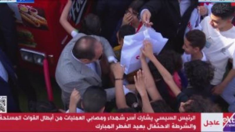 الرئيس السيسي يوزع