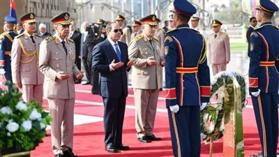الرئيس السيسي يضع إكليلًا من الزهور على النصب التذكاري لشهداء القوات المسلحة وقبر 