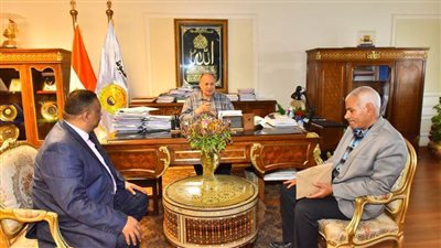 محافظ أسيوط يوجه بمتابعة مواقف الأجرة خلال إجازة العيد والاستعانة بالانقاذ السريع لتكثيف حملات النظافة