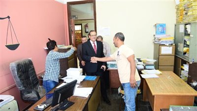 رئيس جامعة سوهاج يتفقد سير العمل بالإدارة المركزية