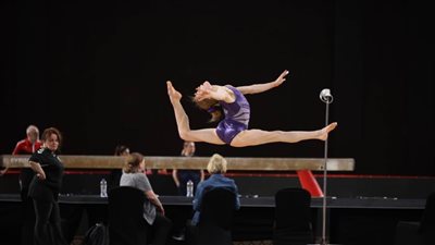 منتخبات كأس العالم للجمباز تؤدي تدريباتها بالصالة المغطاة