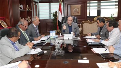 محافظ بني سويف يناقش مشروعات الصحة والتعليم والشباب والرياضة 
