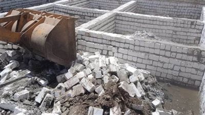 إزالة 11 حالة تعد بالبناء المخالف على الأراضي الزراعية بالمنيا