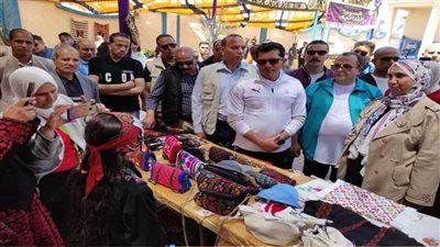 وزير الشباب يتفقد معرض المنتجات التراثية واليدوية بشمال سيناء