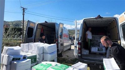 مركز الملك سلمان يوزع أطنانًا من السلال الغذائية والتمور في محافظات ألبانيا