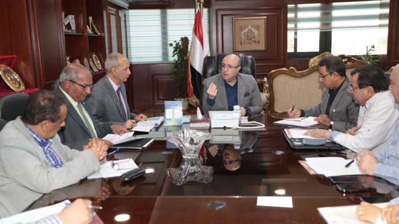 اجتماع محافظ بنى