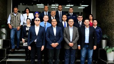 رئيس الوزراء يتفقد مصنعًا لـ