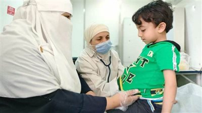 تقديم الخدمات الطبية لـ1950 حالة خلال قافلة طبية بصفط الخمار بالمنيا