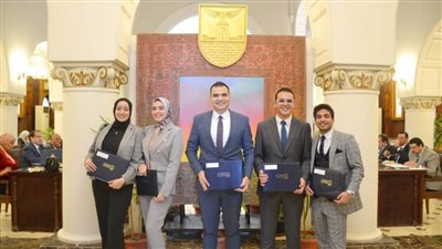 رئيس جامعة الإسكندرية يكرم الفريق الفائز بالمركز الثاني في مسابقة “المحكمة الصورية العربية”