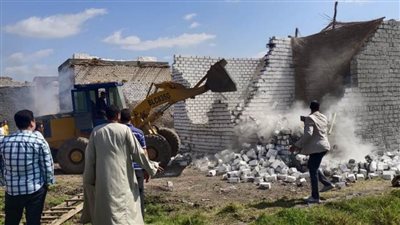 إزالة 28 حالة تعد بالبناء المخالف بمركزي بني مزار وملوي بالمنيا