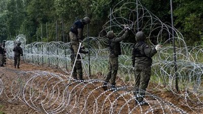 بولندا تعتزم تعزيز السياج الحدودي مع روسيا لبقاء المهاجرين خارج البلاد