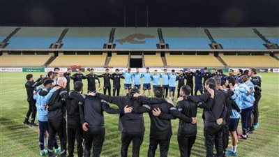 المدير التنفيذي لبيراميدز يعقد جلسة تحفيزية مع اللاعبين قبل مواجهة مارومو جالانتس 