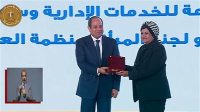 الرئيس السيسي يكرم عددا من النماذج المتميزة من عمال مصر الشرفاء