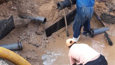 إصلاح كسر مفاجئ بخط مياه شرب وخط صرف بمدينة المستقبل