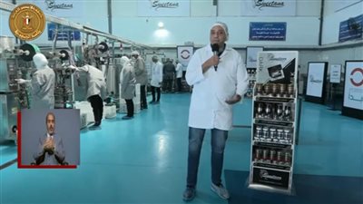 عمال ومسؤول مصنع 