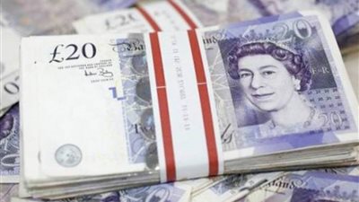 الجنيه الإسترليني ينخفض مقابل الدولار واليورو