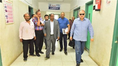 محافظ أسيوط يفاجئ العاملين بمركز صحة الأسرة بقرية علوان لمتابعة سير العمل
