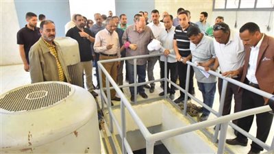 محافظ أسيوط يتفقد محطة رفع صرف صحي نزلة الملك بساحل سليم