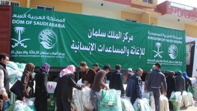 مركز الملك سلمان للإغاثة يوزع سلالًا غذائية للاجئين السوريين والفلسطينيين 